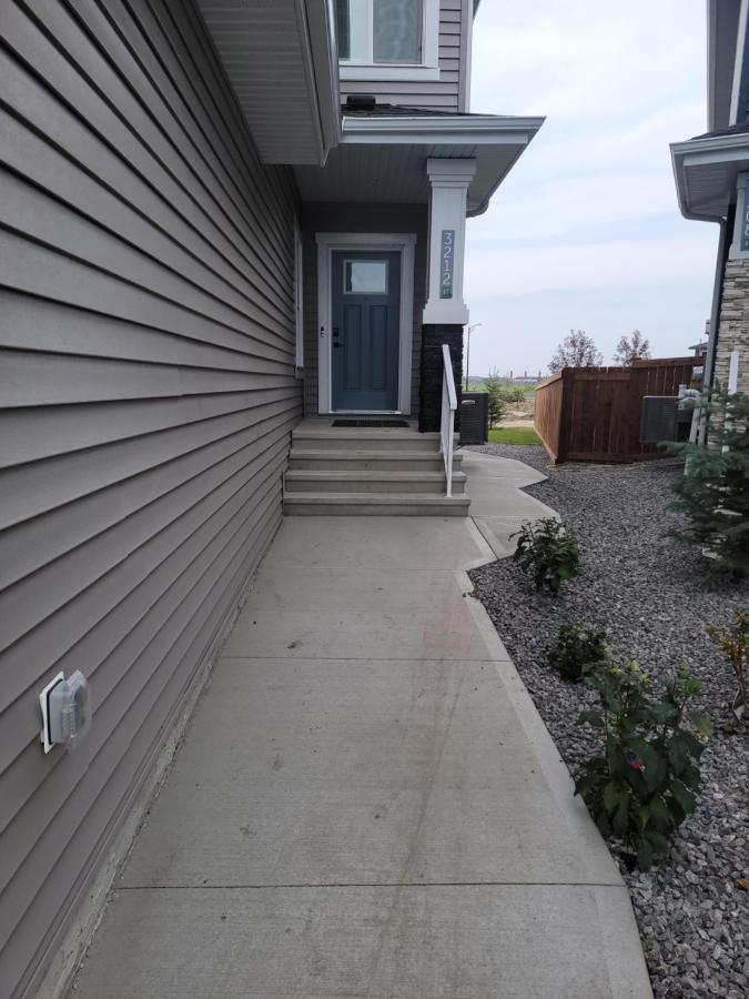 New Built House, Stay In Style Guest Suite, 2Bedroom, 2Bed, 2Bath Edmonton Eksteriør bilde